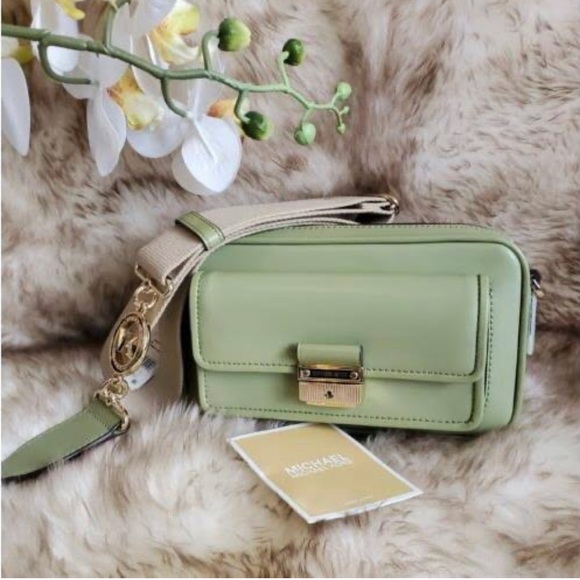 Michael by Michael Kors Bradshaw Medium Messenger Camera Bag Style New with Tags - Picture 13 of 16